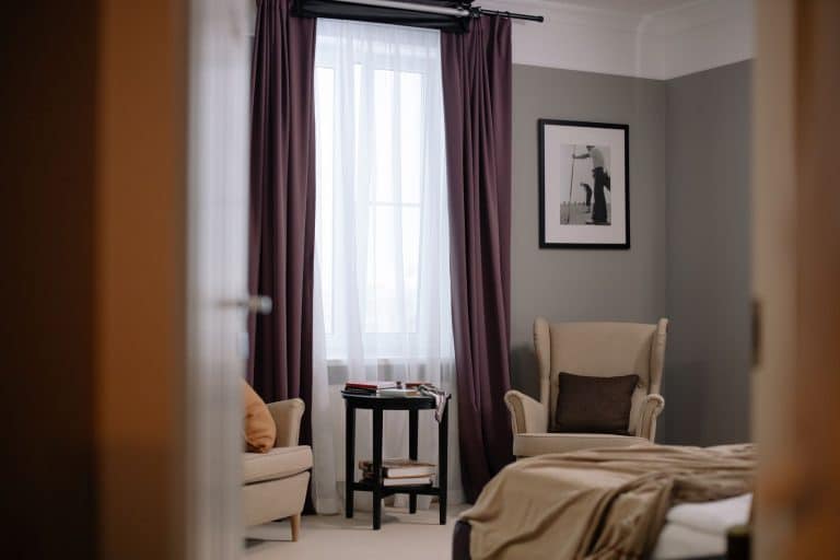 Chambre vert sauge et bois clair avec linge de lit naturel et plantes vertes
