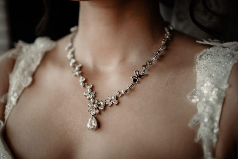 Mariée portant un collier de dos avec robe dos nu