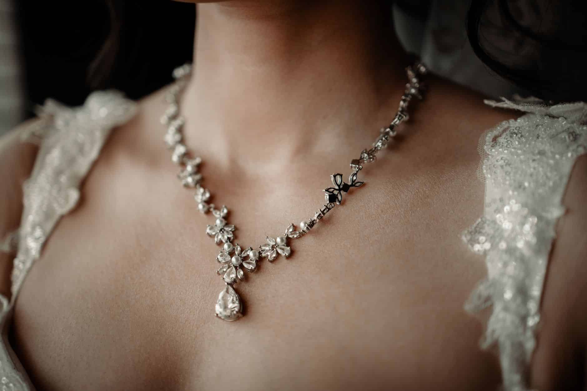 Mariée portant un collier de dos avec robe dos nu