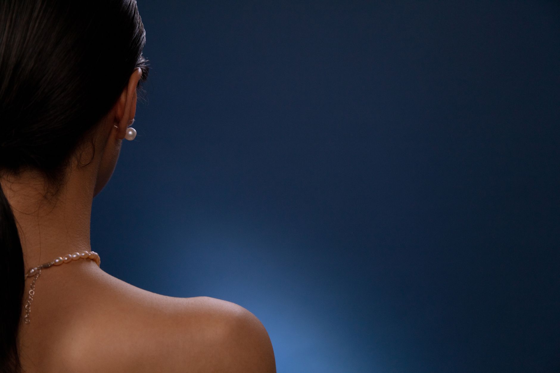 Détail collier de dos mariage en perles et cristal