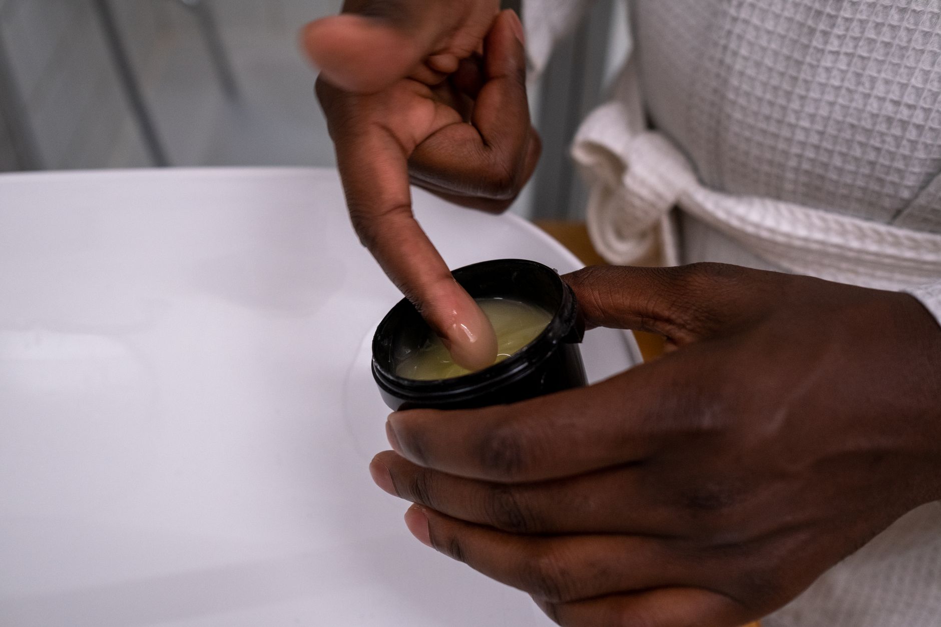 Application baume nourrissant sur canapé cuir blanc jauni