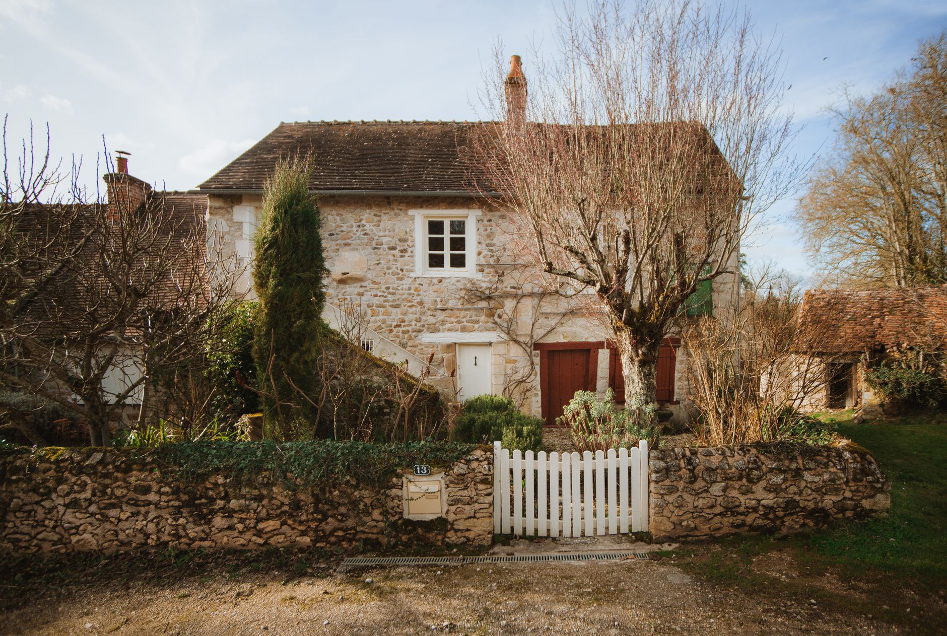 Harmonie couleur façade crème volets bleu ardoise maison traditionnelle