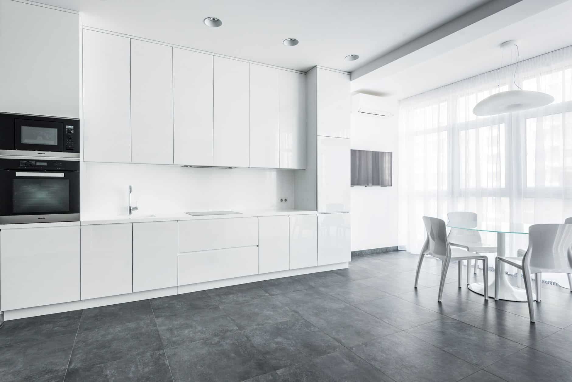 Cuisine blanche moderne dans appartement haussmannien lumineux