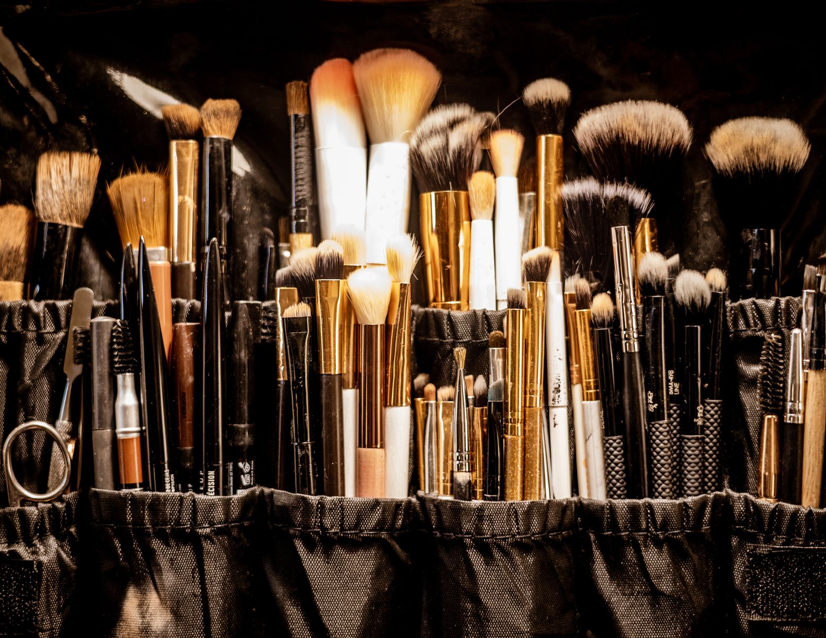 Accessoires de maquillage et coiffure pour une mariée, pose à plat élégante