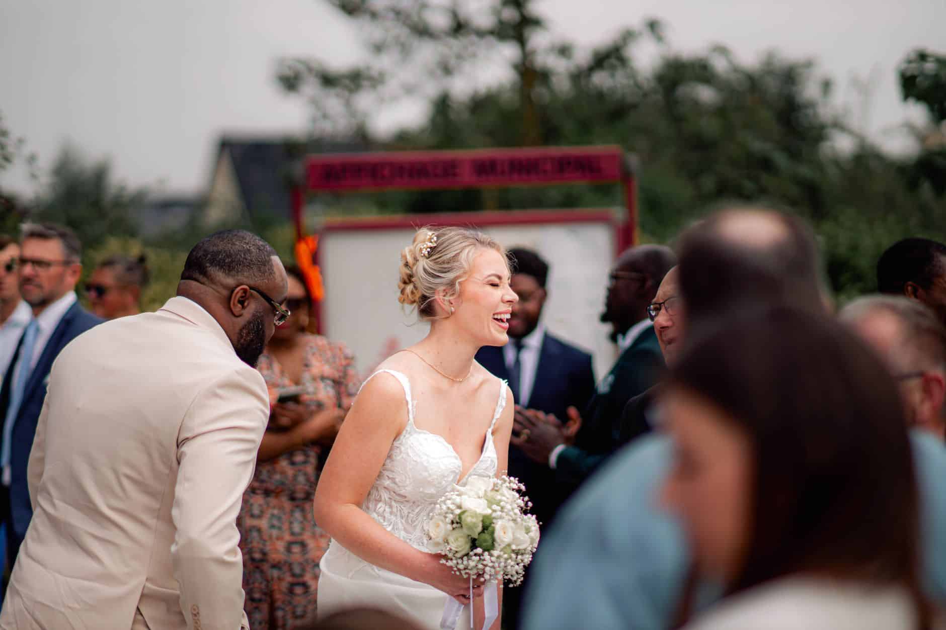 Invités surpris lors de la révélation d'un mariage surprise