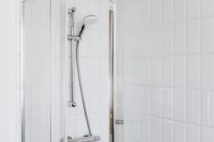 Joint de douche blanc propre après nettoyage salle de bain moderne