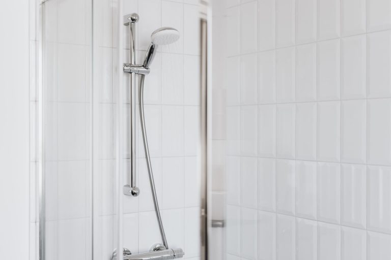 Joint de douche blanc propre après nettoyage salle de bain moderne
