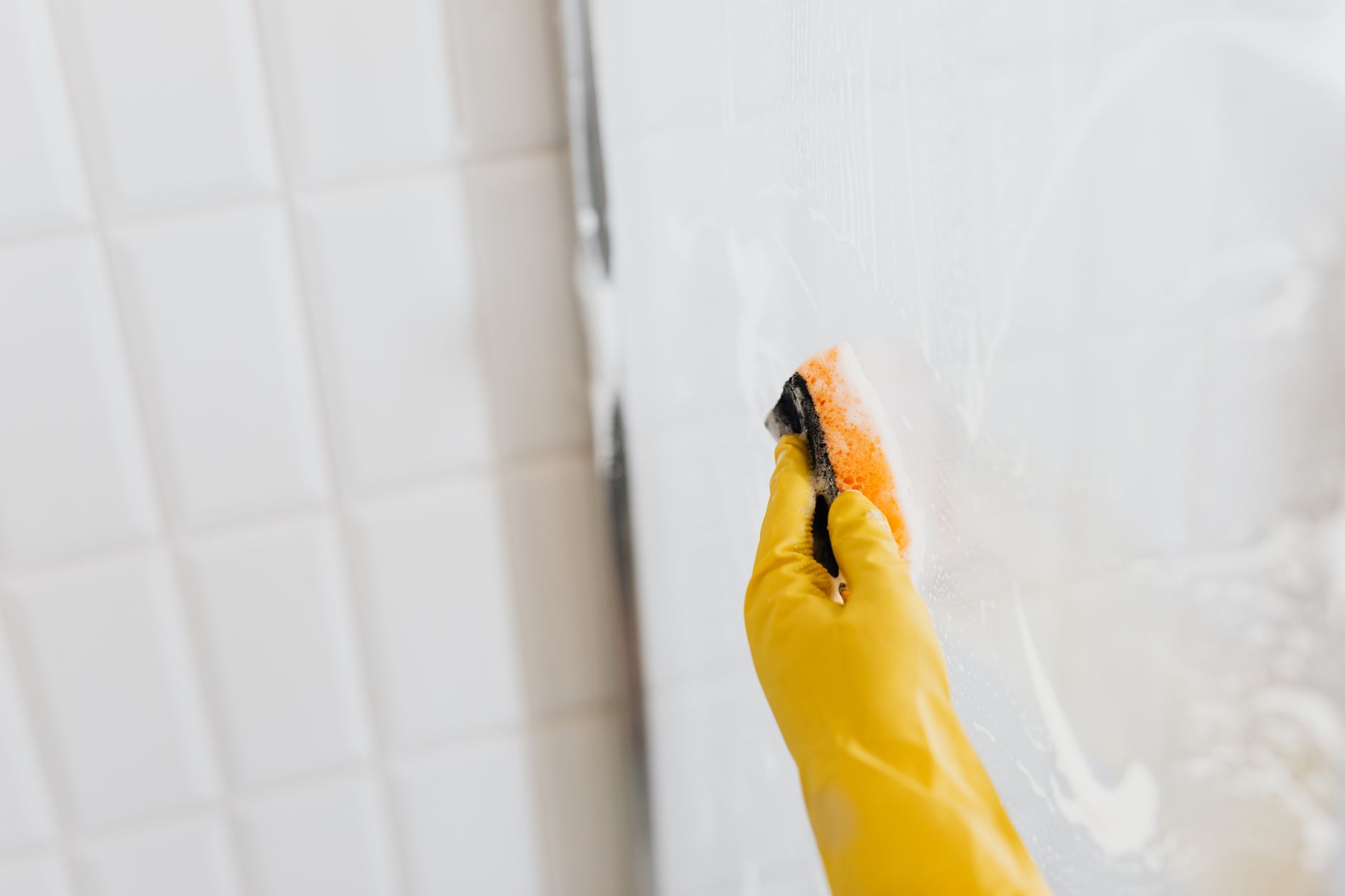 Nettoyer joint de douche avec bicarbonate et brosse à dents