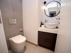 Peindre les toilettes en vert forêt avec rouleau microfibre