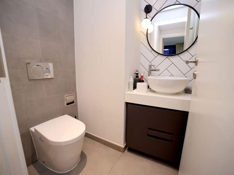 Peindre les toilettes en vert forêt avec rouleau microfibre