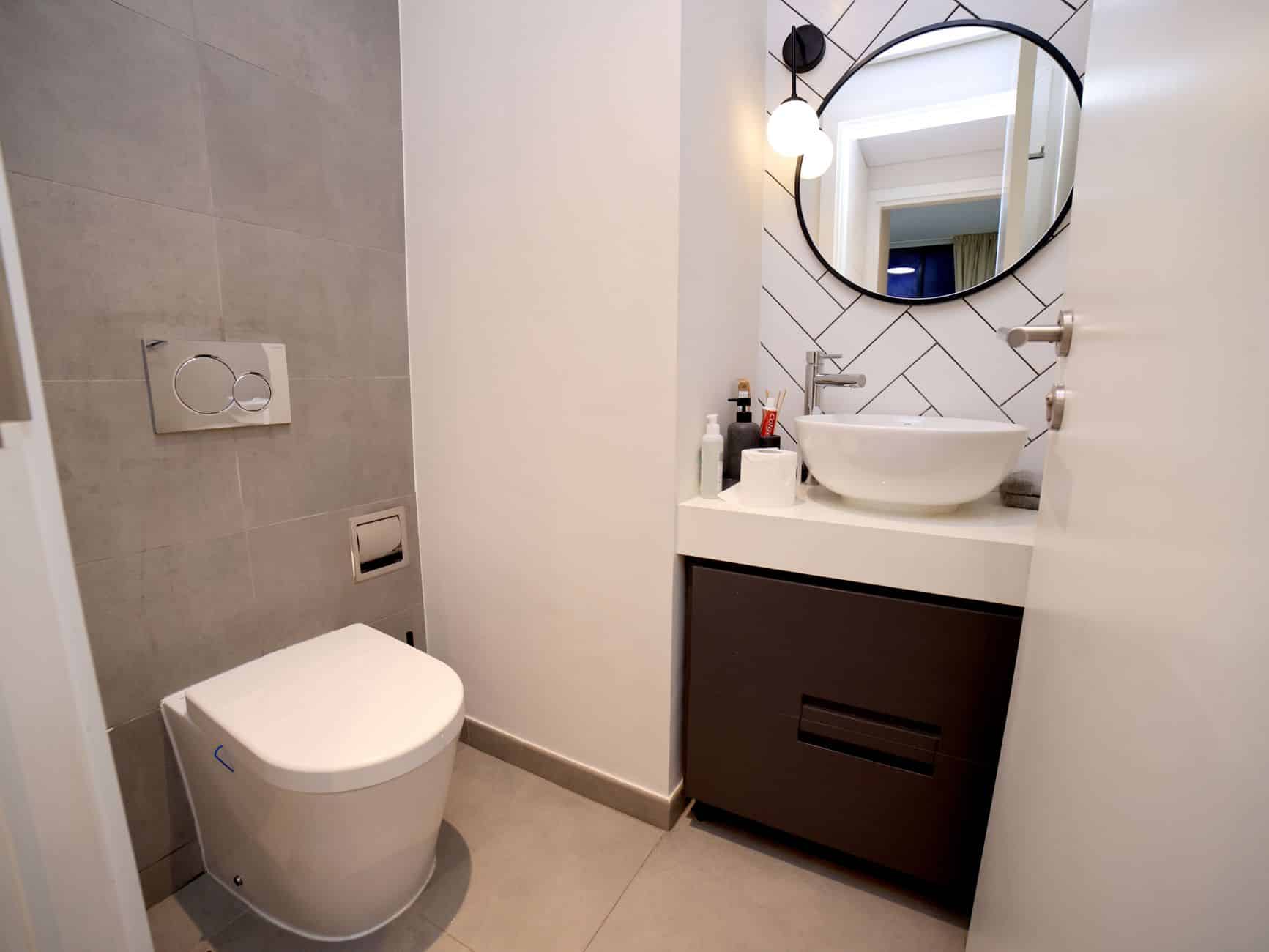 Peindre les toilettes en vert forêt avec rouleau microfibre