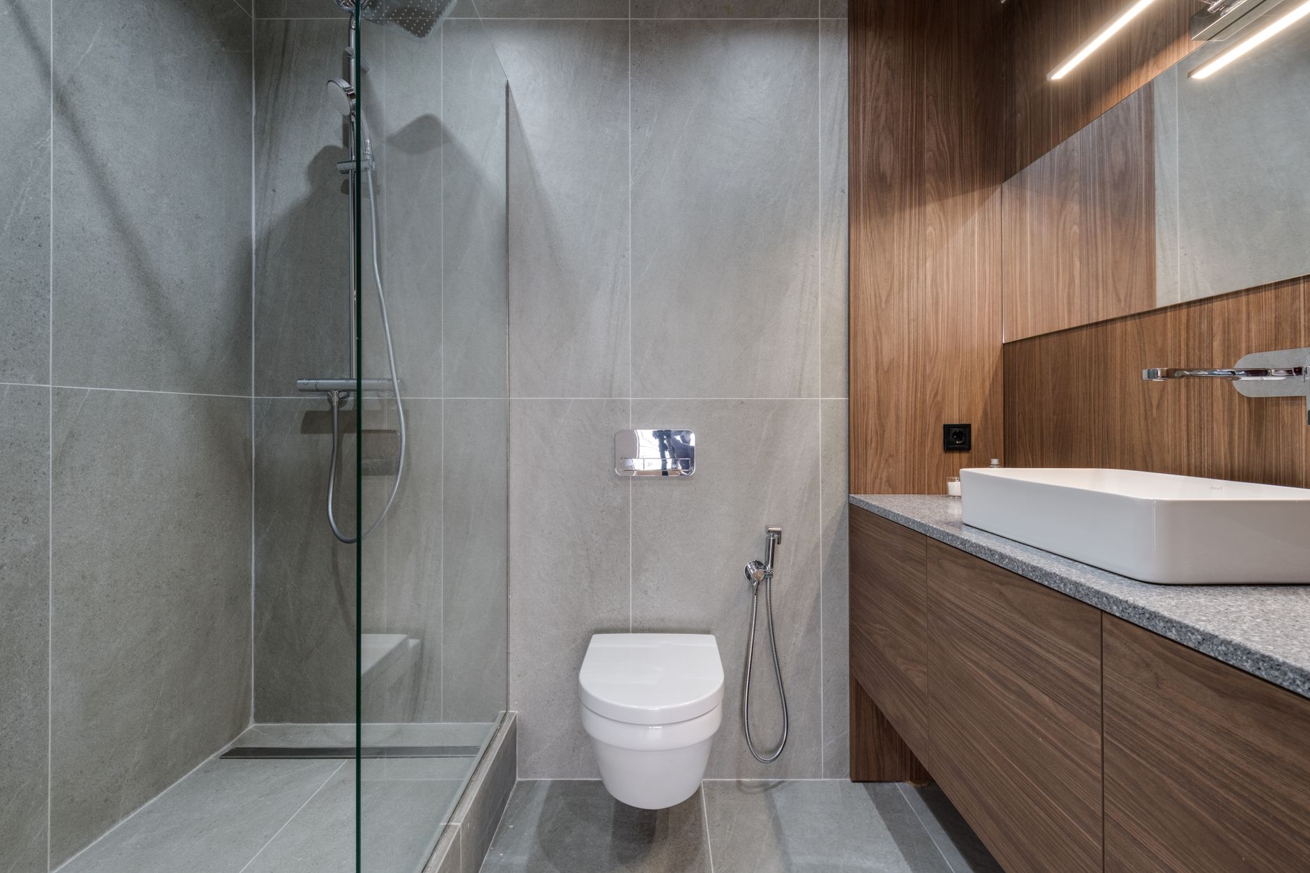 Toilettes repeintes en bleu canard avec finition satinée élégante