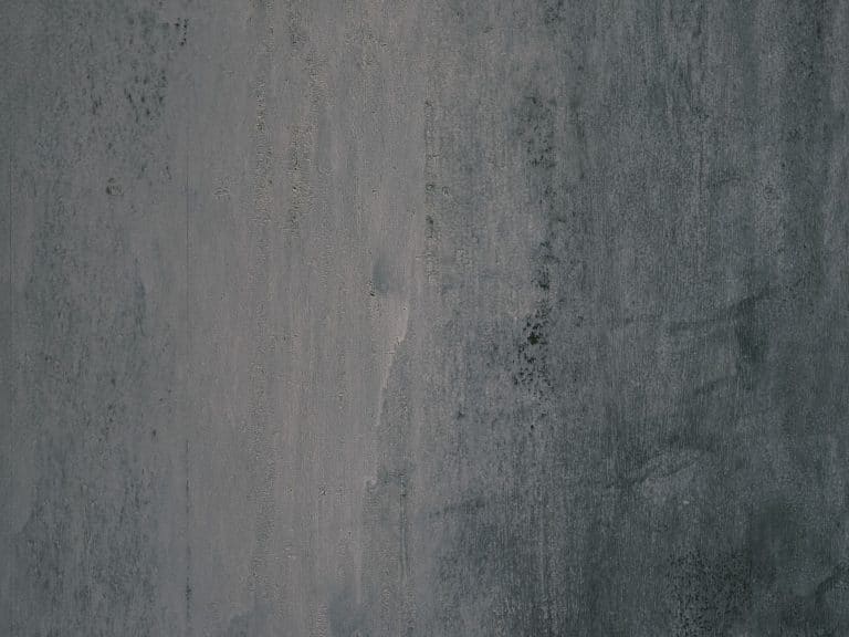 Application de peinture grise sur sol béton extérieur de terrasse française