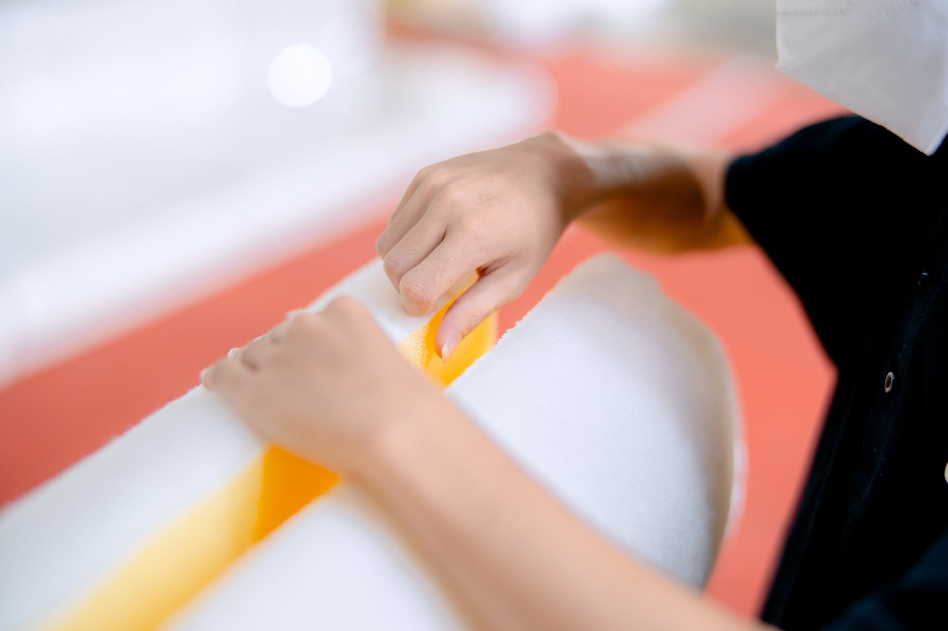 Peinture polyuréthane appliquée au rouleau sur béton extérieur brut