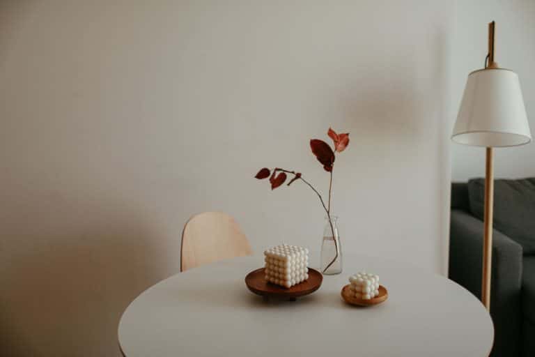 Projet d'intérieur avec bougies groupées sur table basse en bois