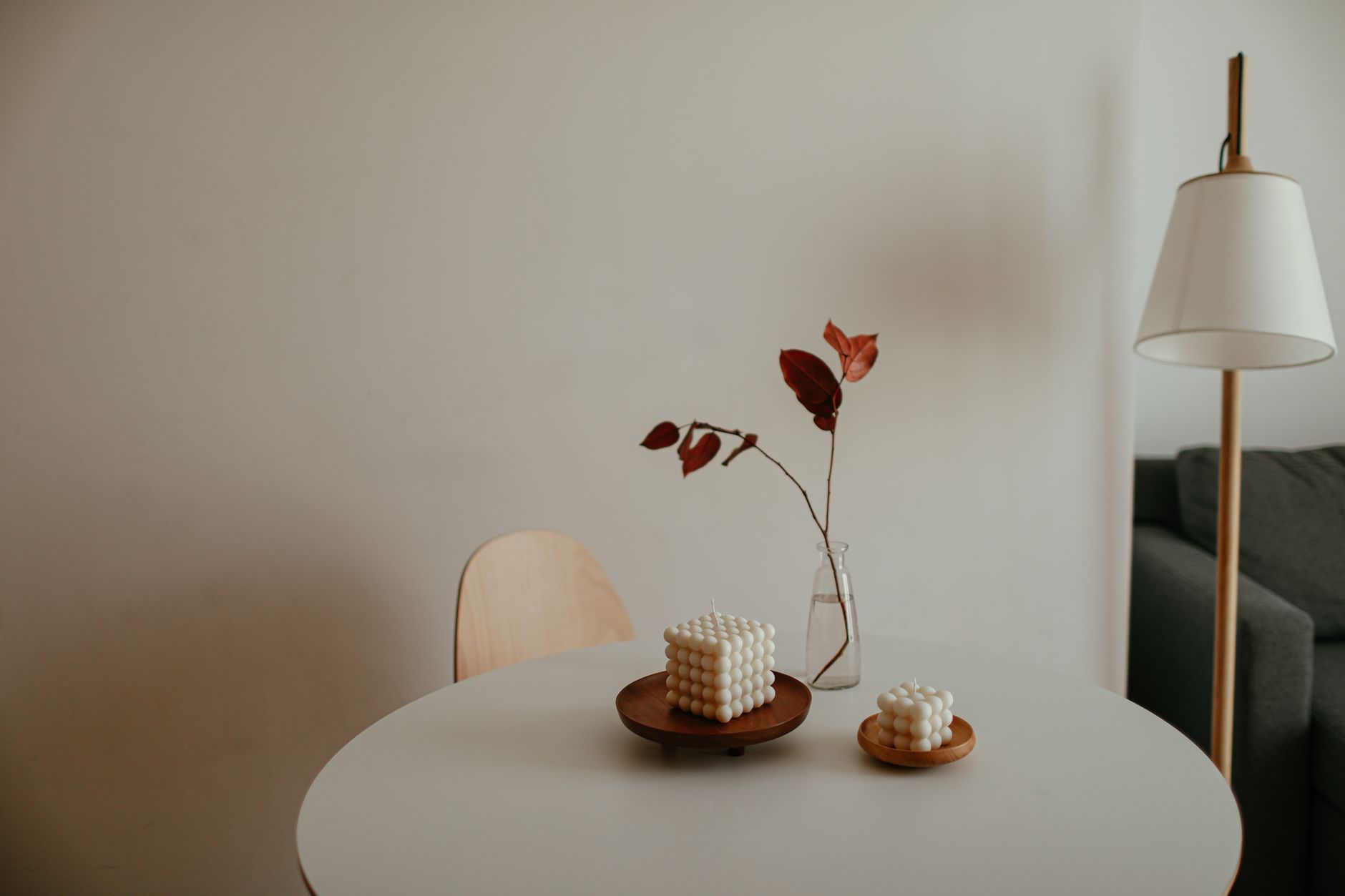 Projet d'intérieur avec bougies groupées sur table basse en bois