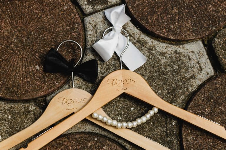 Robe de mariée simple minimaliste sur cintre lumière naturelle