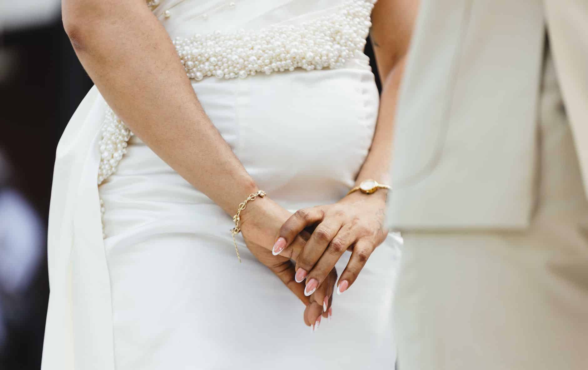 Robe de mariée fourreau en crêpe coupe épurée mariée