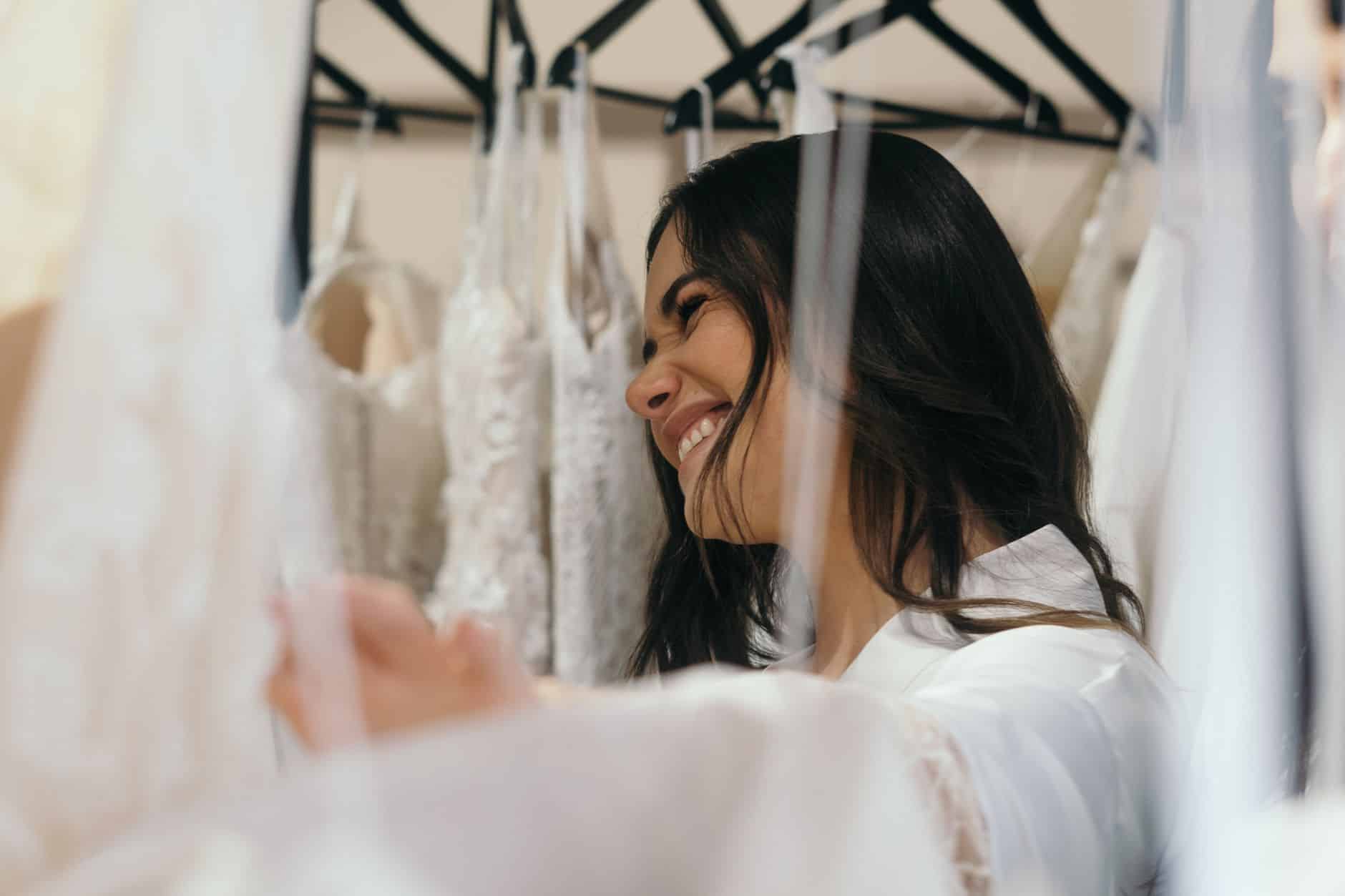 Essayage robe de mariée simple en boutique française