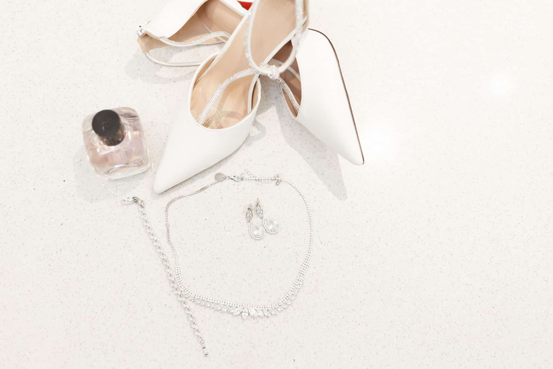 Accessoires robe de mariée simple escarpins nude bijoux fins