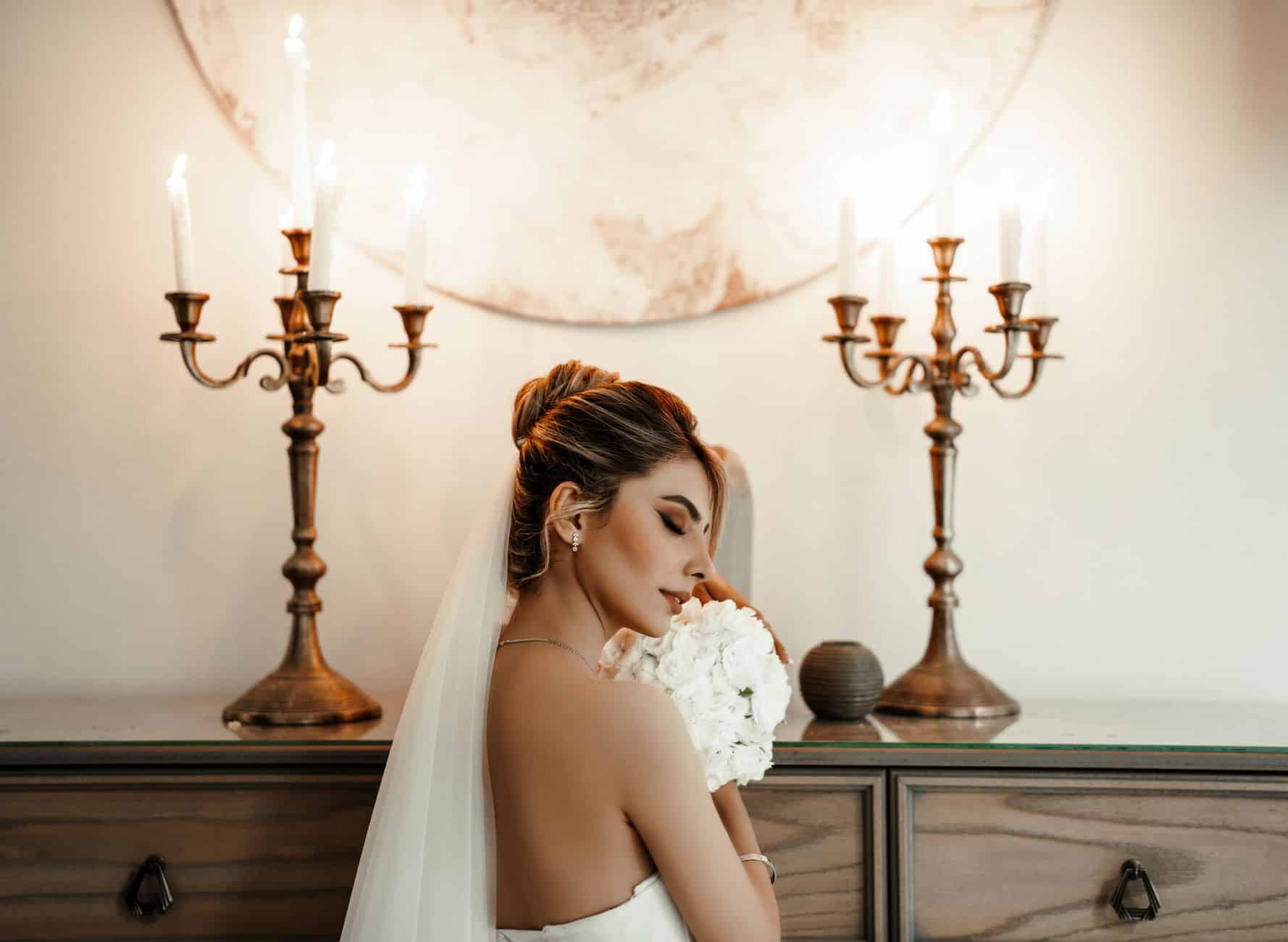 Mariée robe courte ivoire satin signature mariage civil mairie