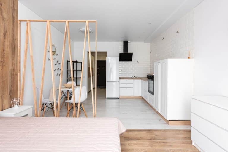 Chambre séparée en deux avec verrière intérieure et fenêtre unique