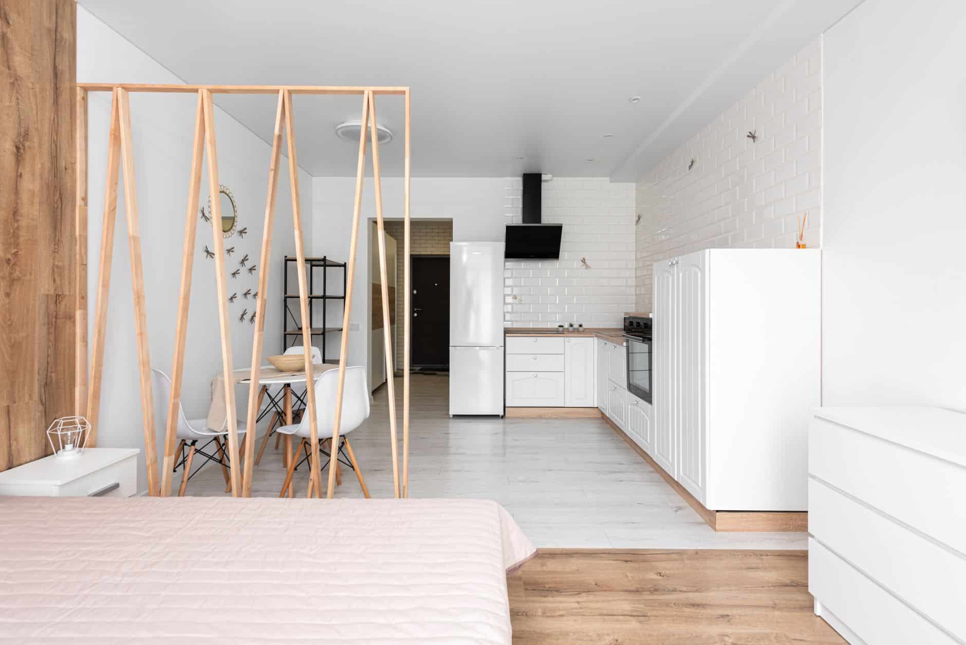 Chambre séparée en deux avec verrière intérieure et fenêtre unique