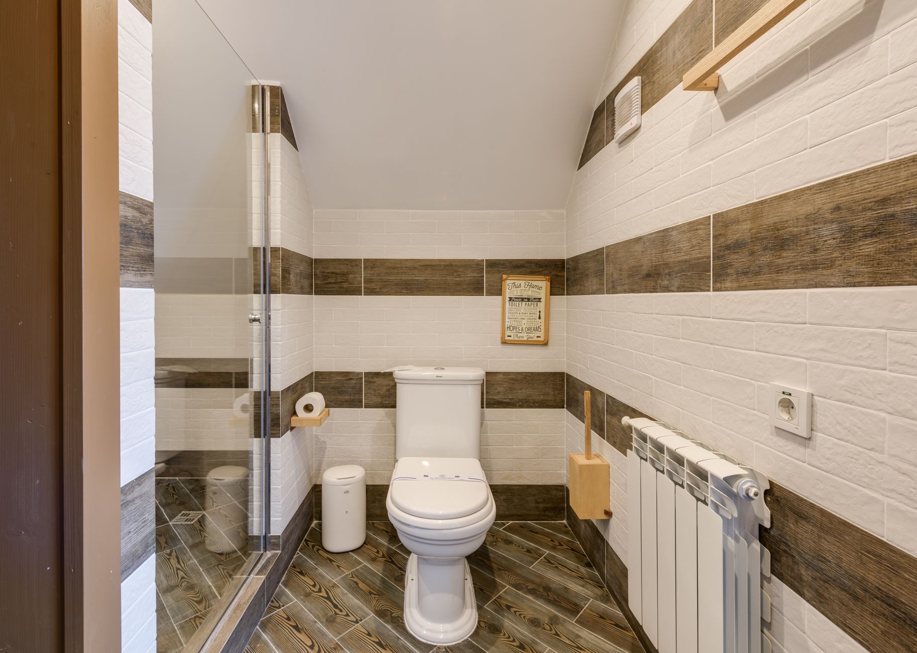 Papier peint WC vert géométrique petit espace