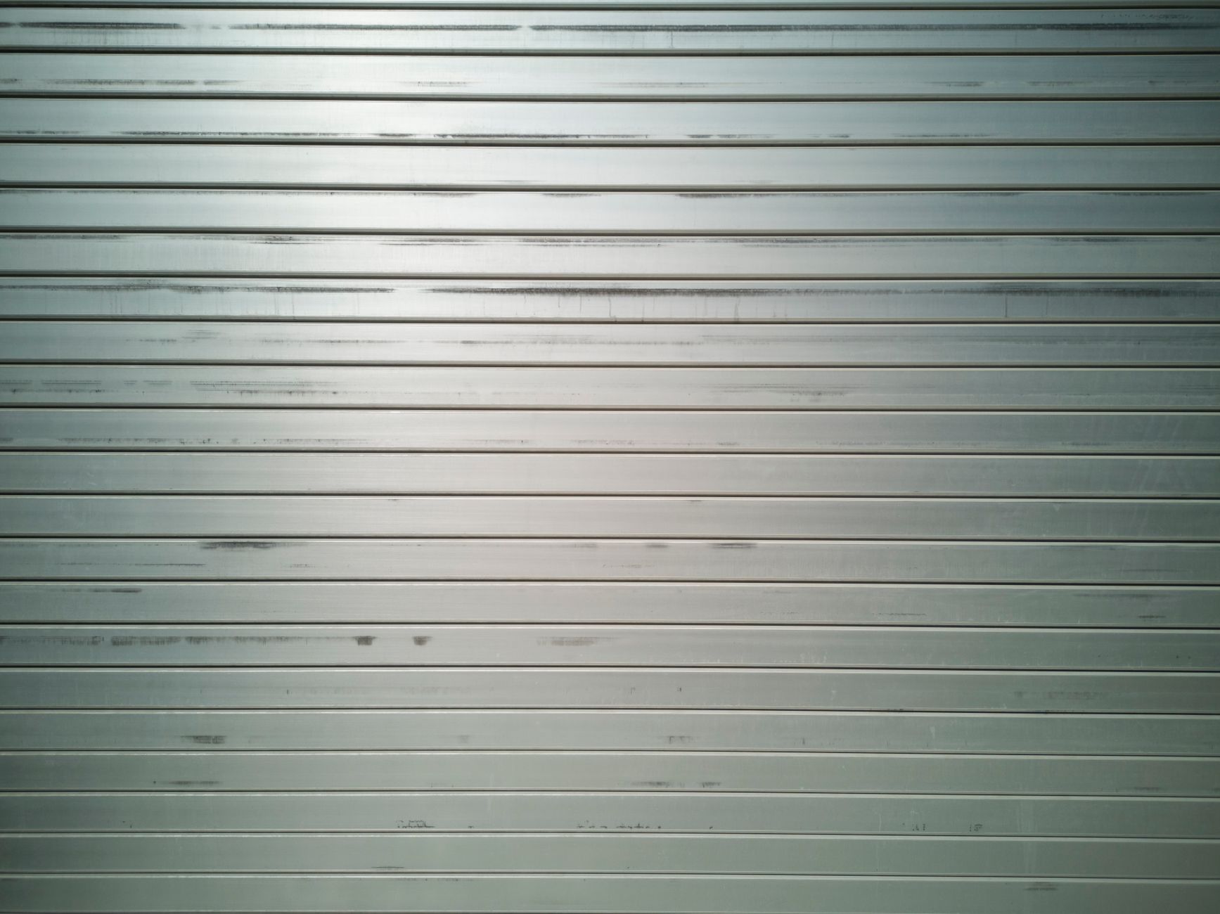 Lames composite et lambourdes aluminium avant pose de terrasse