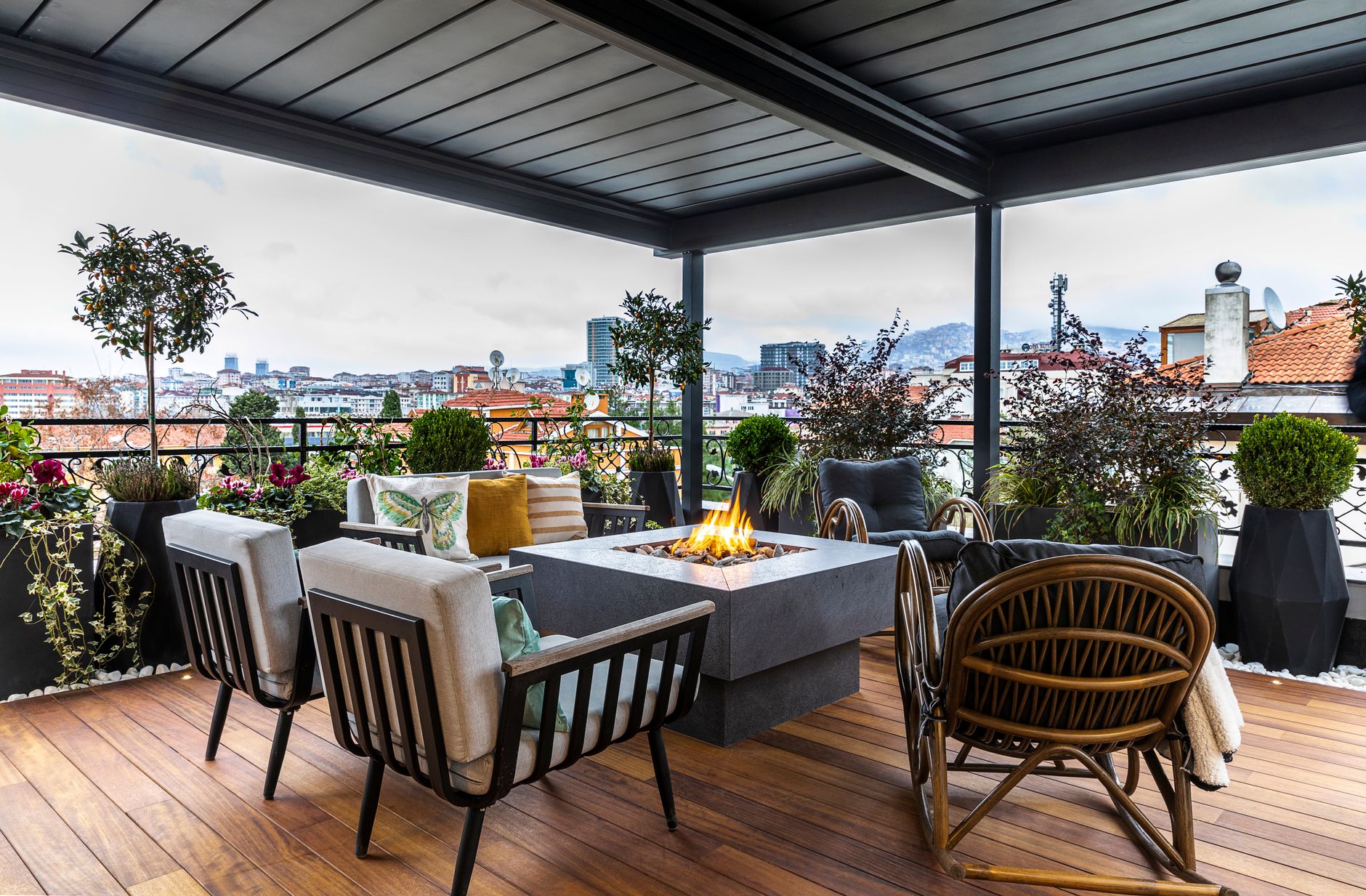 Terrasse composite grise terminée avec mobilier de jardin