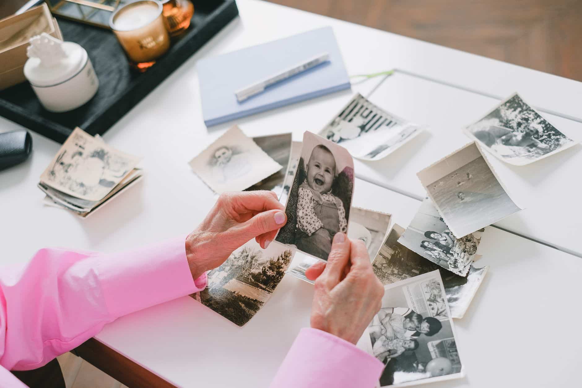 Montage film d'enfance mariage sur ordinateur portable